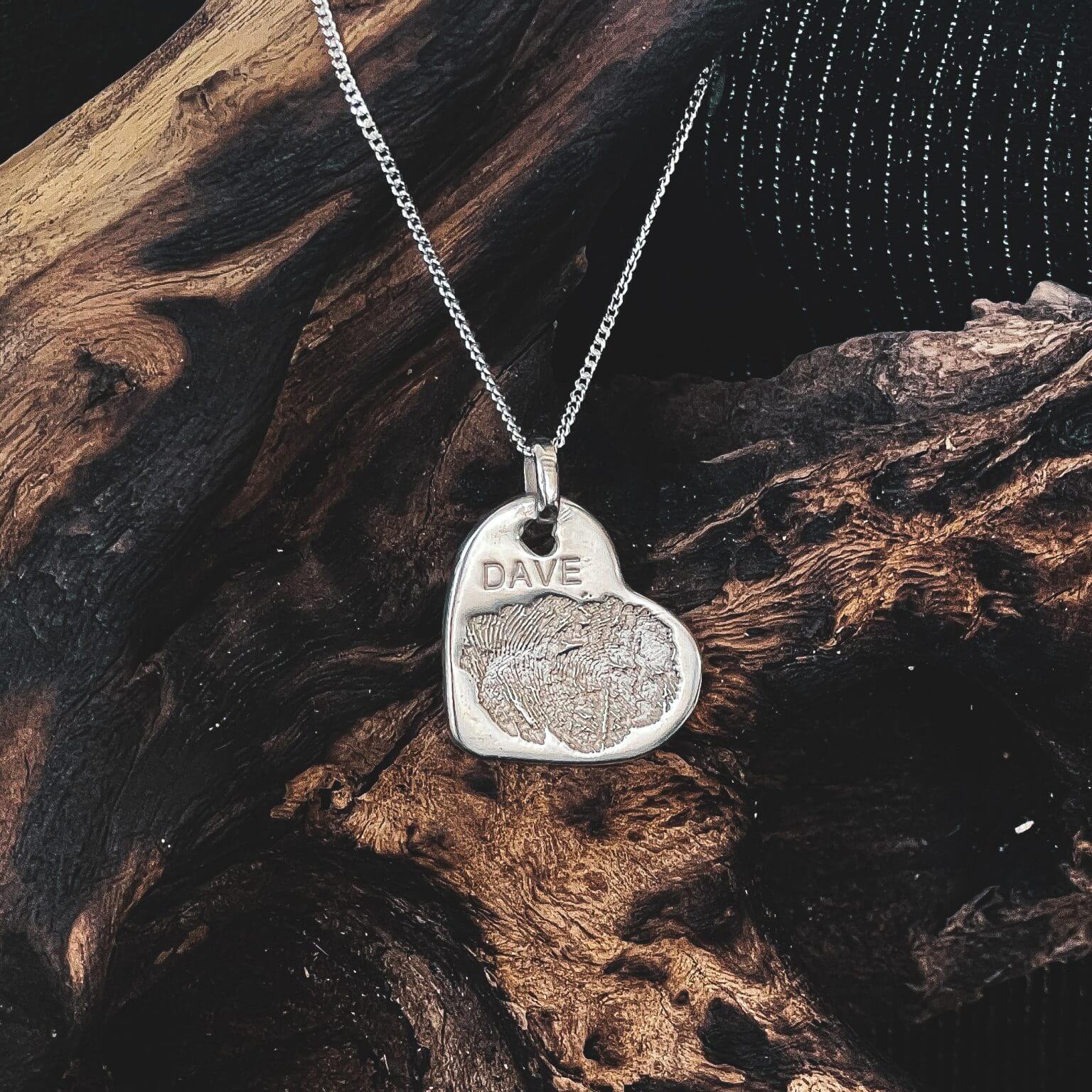 customised jewellery necklace pendant and rings that feature yoru loved ones fingerprint, handprint, footprint or their name. Crafted in Australia using 9ct Yellow, Rose or White Gold or Sterling Silver. Uneik Jewellery