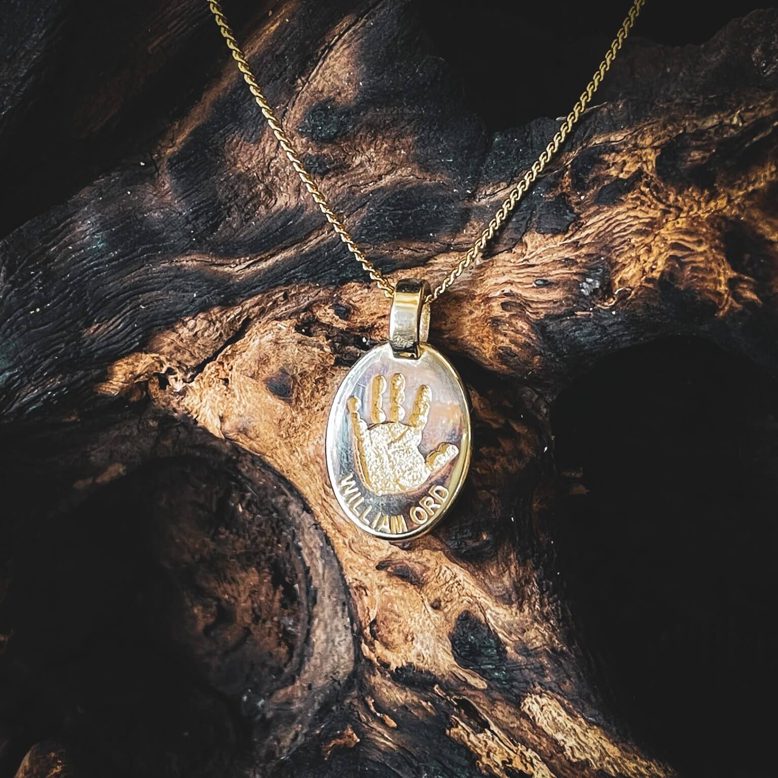 customised jewellery necklace pendant and rings that feature yoru loved ones fingerprint, handprint, footprint or their name. Crafted in Australia using 9ct Yellow, Rose or White Gold or Sterling Silver. Uneik Jewellery