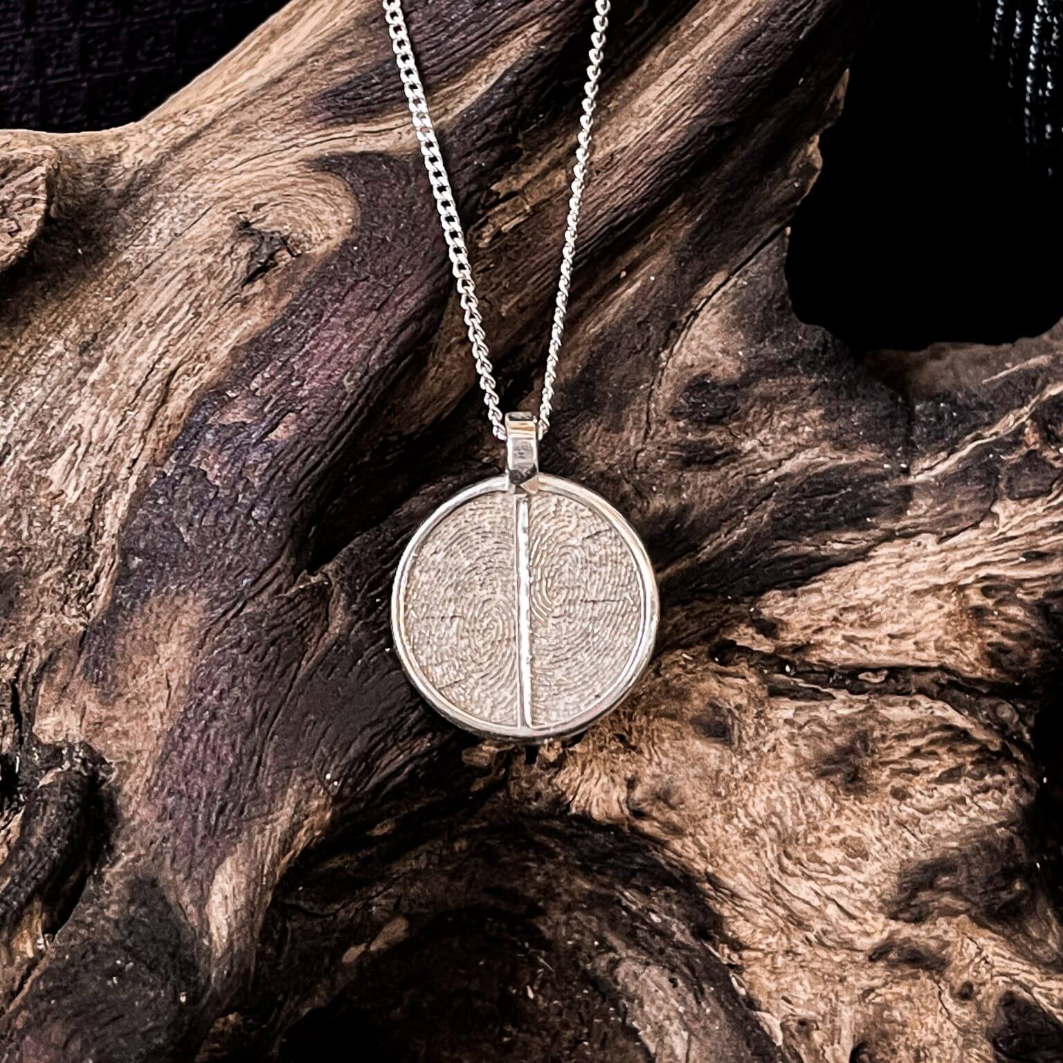 customised jewellery necklace pendant and rings that feature yoru loved ones fingerprint, handprint, footprint or their name. Crafted in Australia using 9ct Yellow, Rose or White Gold or Sterling Silver. Uneik Jewellery