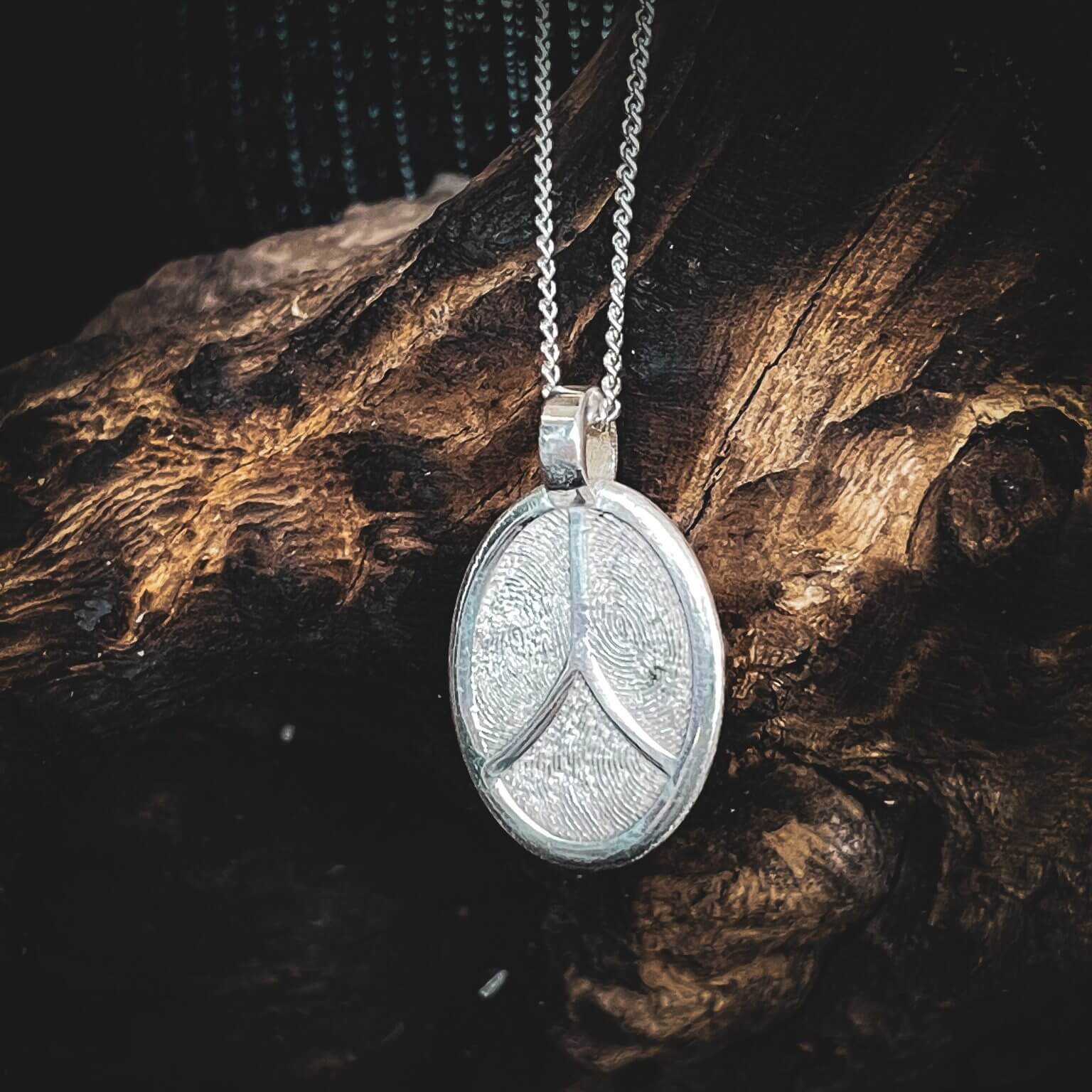 customised jewellery necklace pendant and rings that feature yoru loved ones fingerprint, handprint, footprint or their name. Crafted in Australia using 9ct Yellow, Rose or White Gold or Sterling Silver. Uneik Jewellery