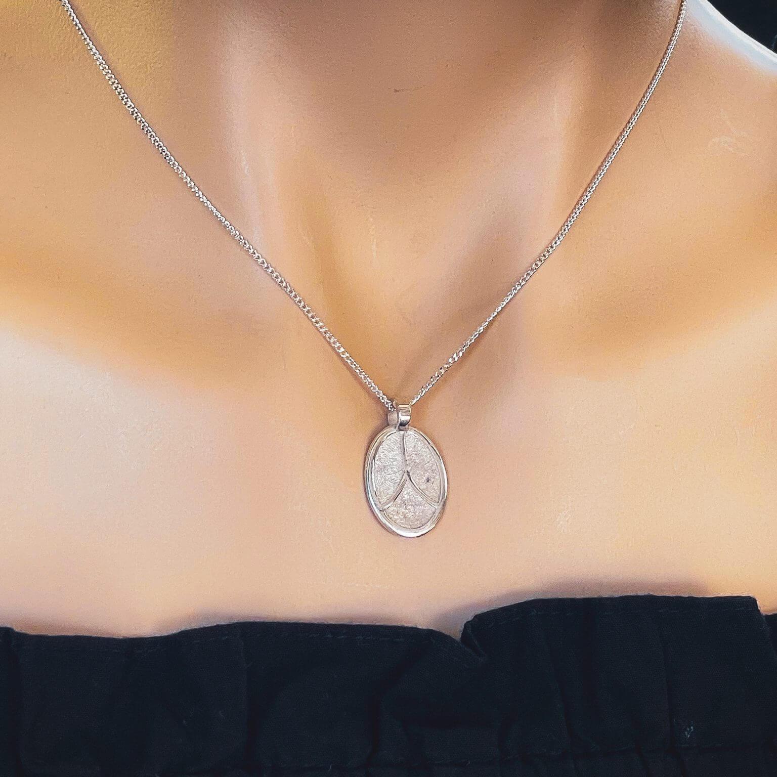 customised jewellery necklace pendant and rings that feature yoru loved ones fingerprint, handprint, footprint or their name. Crafted in Australia using 9ct Yellow, Rose or White Gold or Sterling Silver. Uneik Jewellery