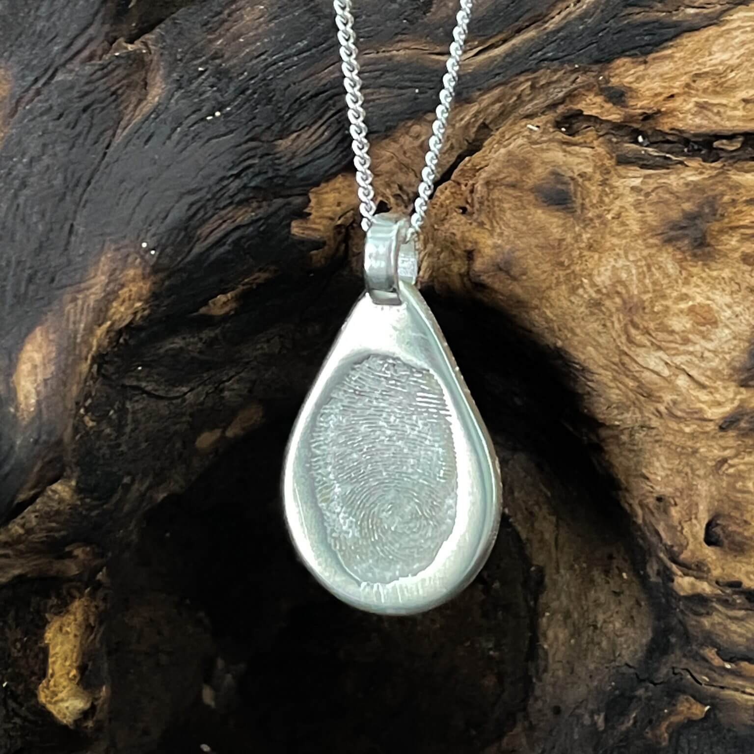 customised jewellery necklace pendant and rings that feature yoru loved ones fingerprint, handprint, footprint or their name. Crafted in Australia using 9ct Yellow, Rose or White Gold or Sterling Silver. Uneik Jewellery