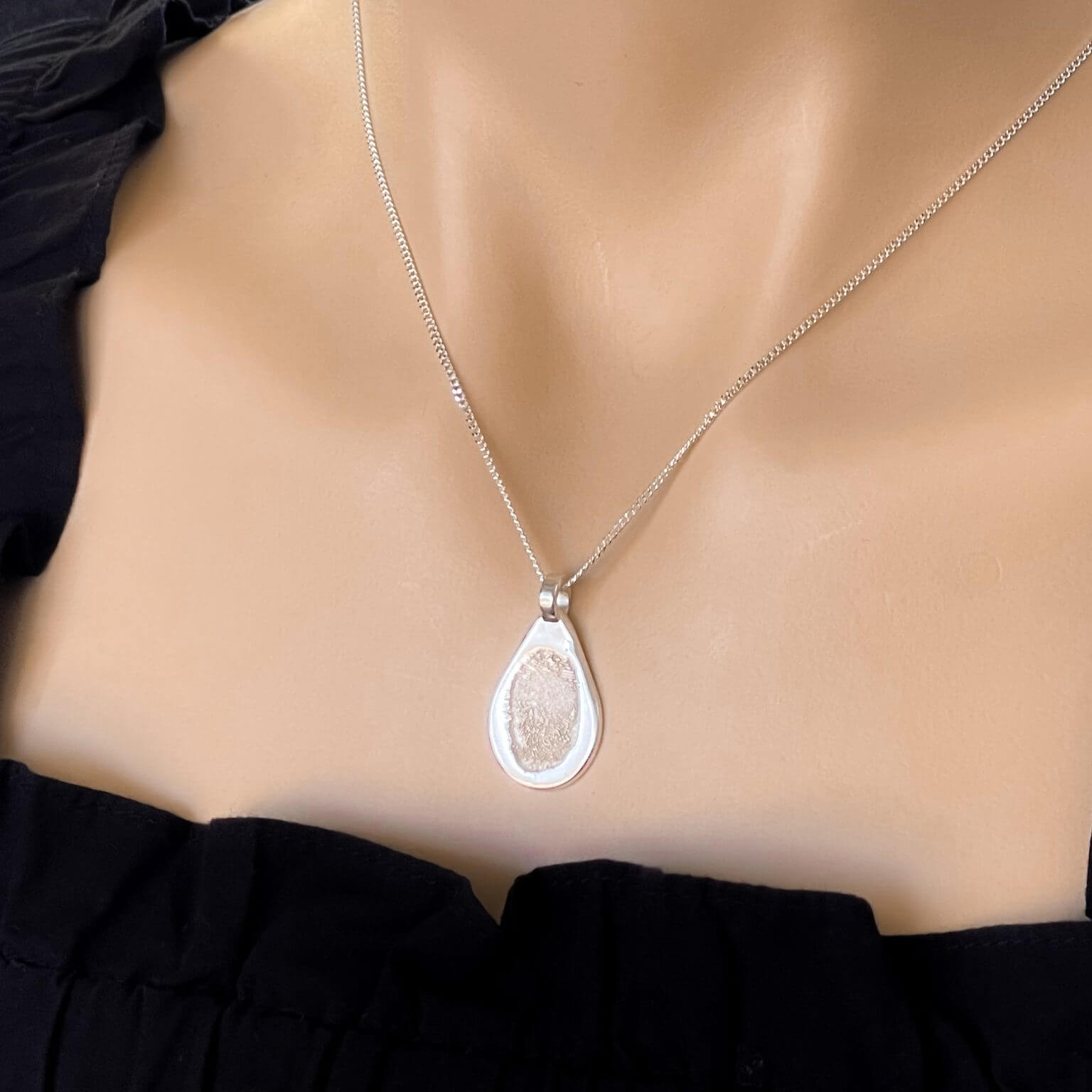 customised jewellery necklace pendant and rings that feature yoru loved ones fingerprint, handprint, footprint or their name. Crafted in Australia using 9ct Yellow, Rose or White Gold or Sterling Silver. Uneik Jewellery