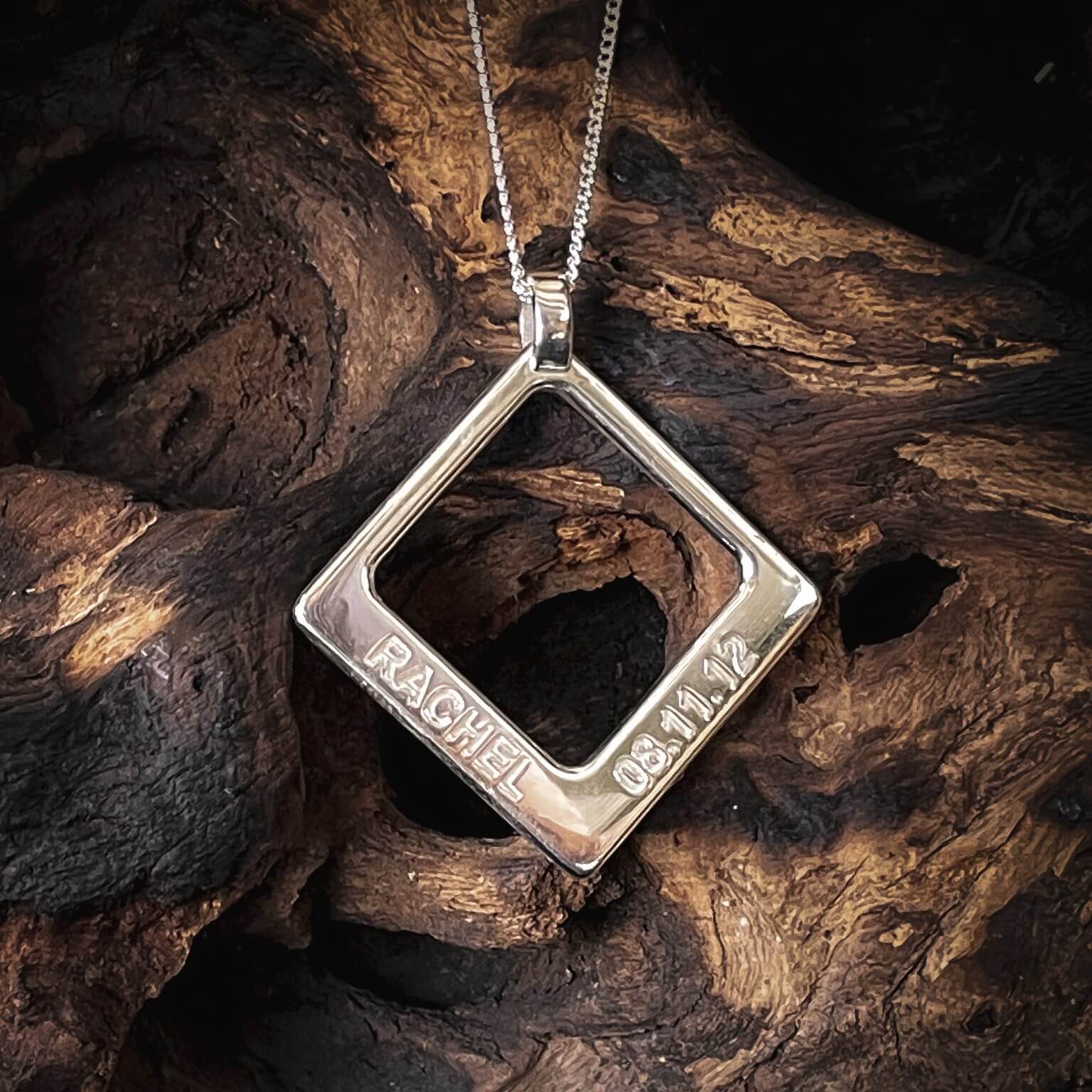 customised jewellery necklace pendant and rings that feature yoru loved ones fingerprint, handprint, footprint or their name. Crafted in Australia using 9ct Yellow, Rose or White Gold or Sterling Silver. Uneik Jewellery