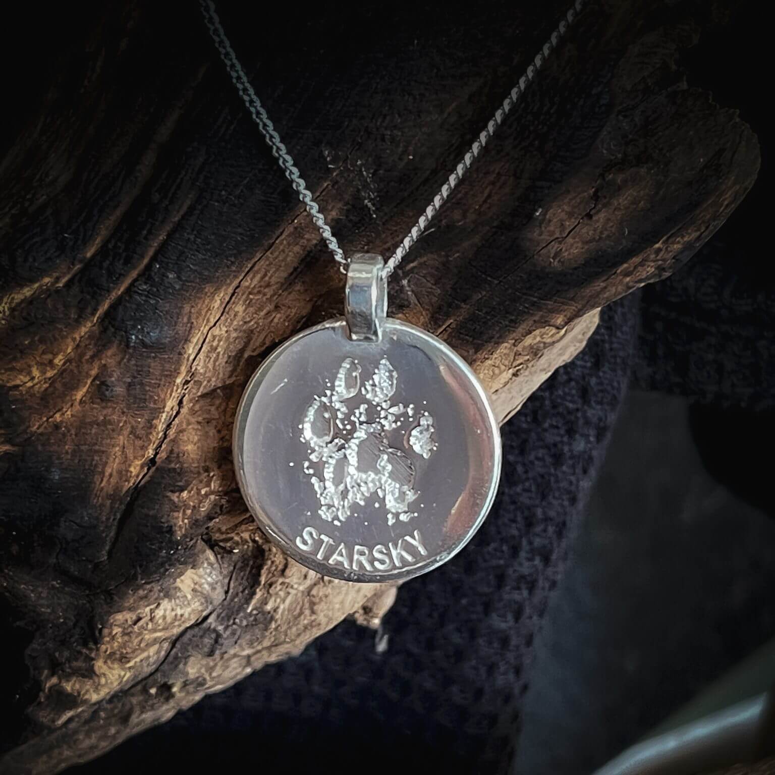 customised jewellery necklace pendant and rings that feature yoru loved ones fingerprint, handprint, footprint or their name. Crafted in Australia using 9ct Yellow, Rose or White Gold or Sterling Silver. Uneik Jewellery