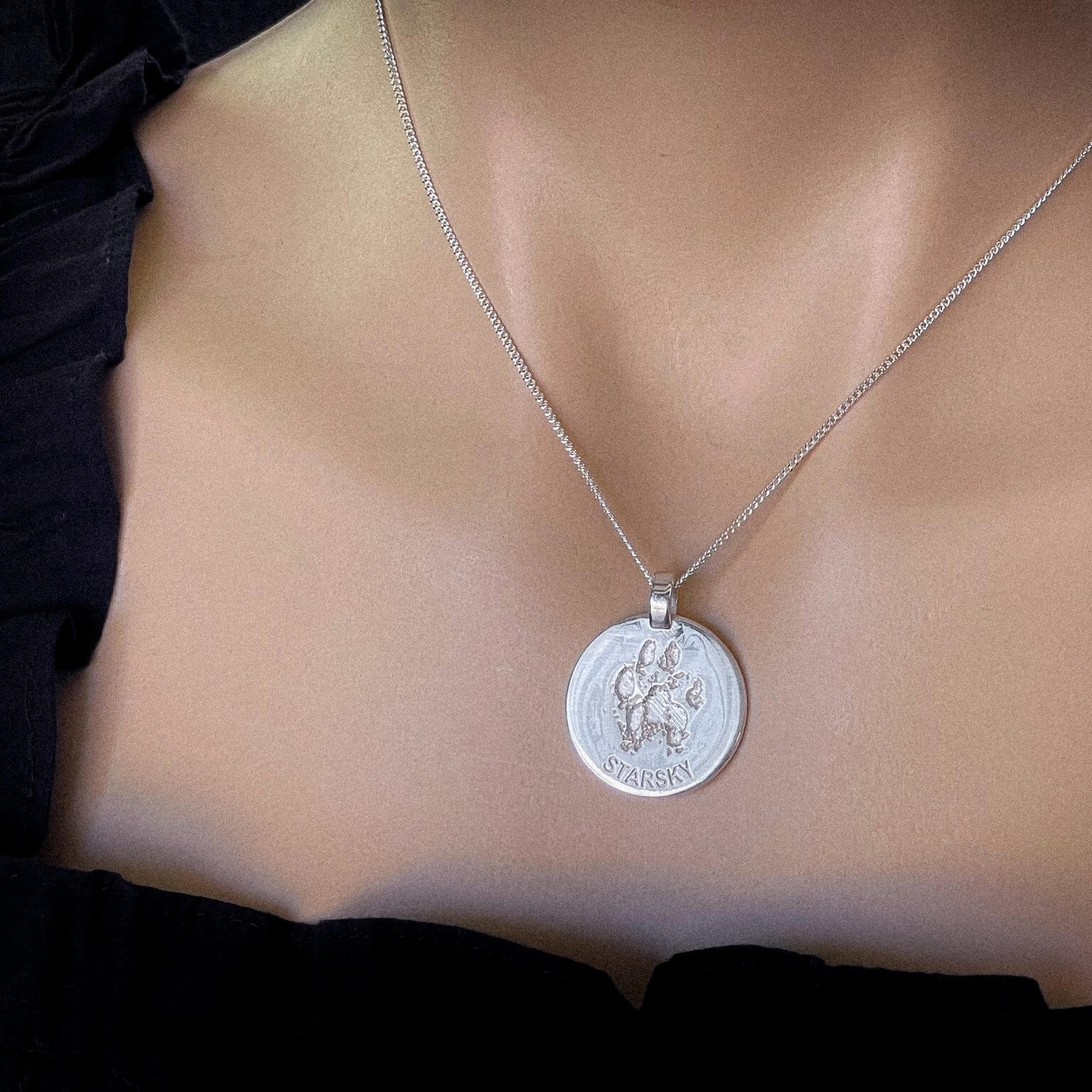 customised jewellery necklace pendant and rings that feature yoru loved ones fingerprint, handprint, footprint or their name. Crafted in Australia using 9ct Yellow, Rose or White Gold or Sterling Silver. Uneik Jewellery