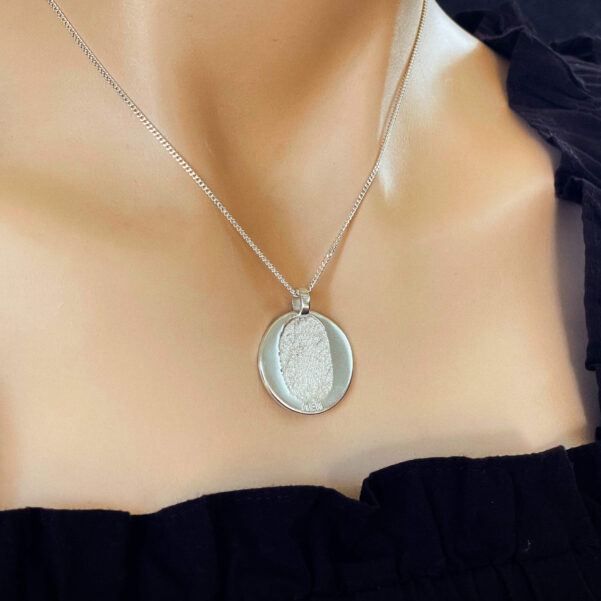 customised jewellery necklace pendant and rings that feature yoru loved ones fingerprint, handprint, footprint or their name. Crafted in Australia using 9ct Yellow, Rose or White Gold or Sterling Silver. Uneik Jewellery